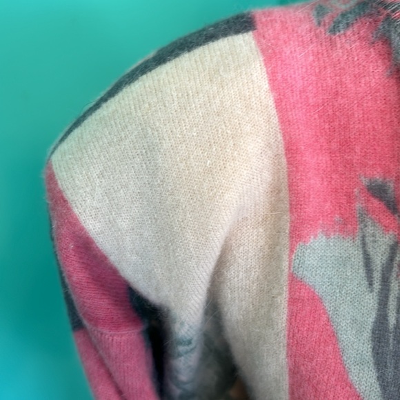 Angenie Vintage 80s Pink and gray flower Sweater - Picture 4 of 5